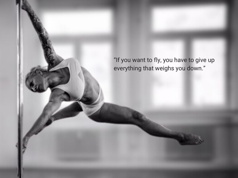 Poledancerin in kraftvoller Pose an der Stange in einem Studio, daneben das Zitat: „If you want to fly, you have to give up everything that weighs you down.“