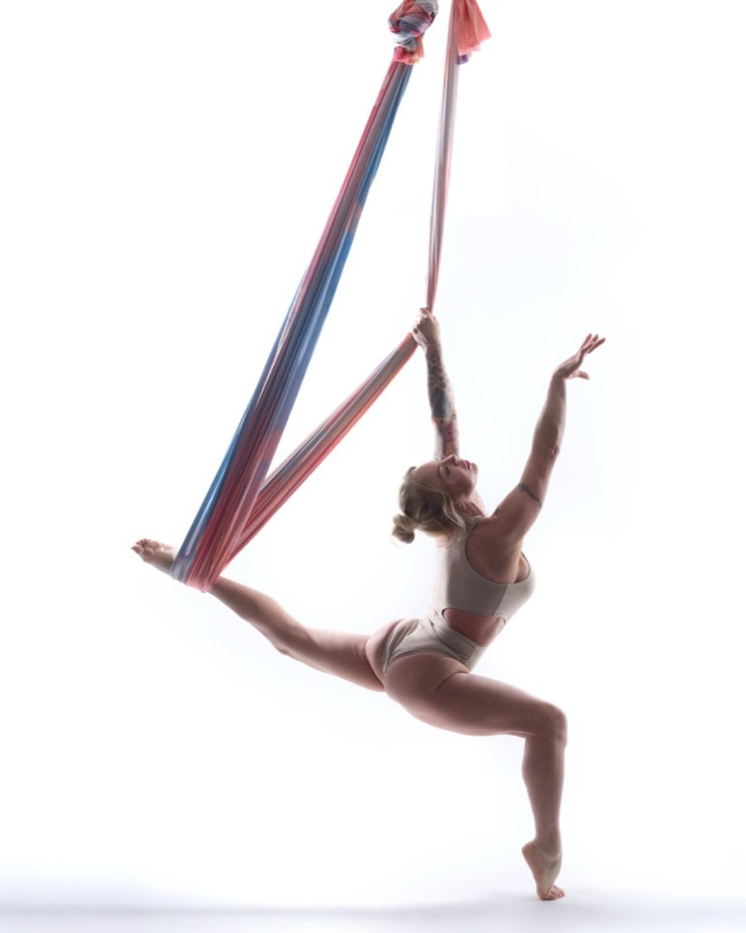 Poletänzerin beim Aerial Hammock