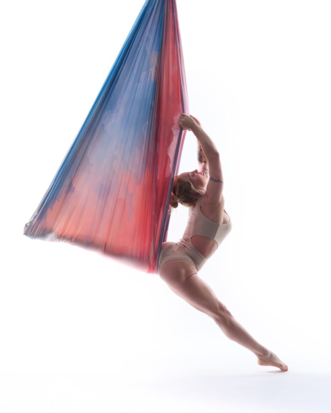 Poletänzerin beim Aerial Pilates