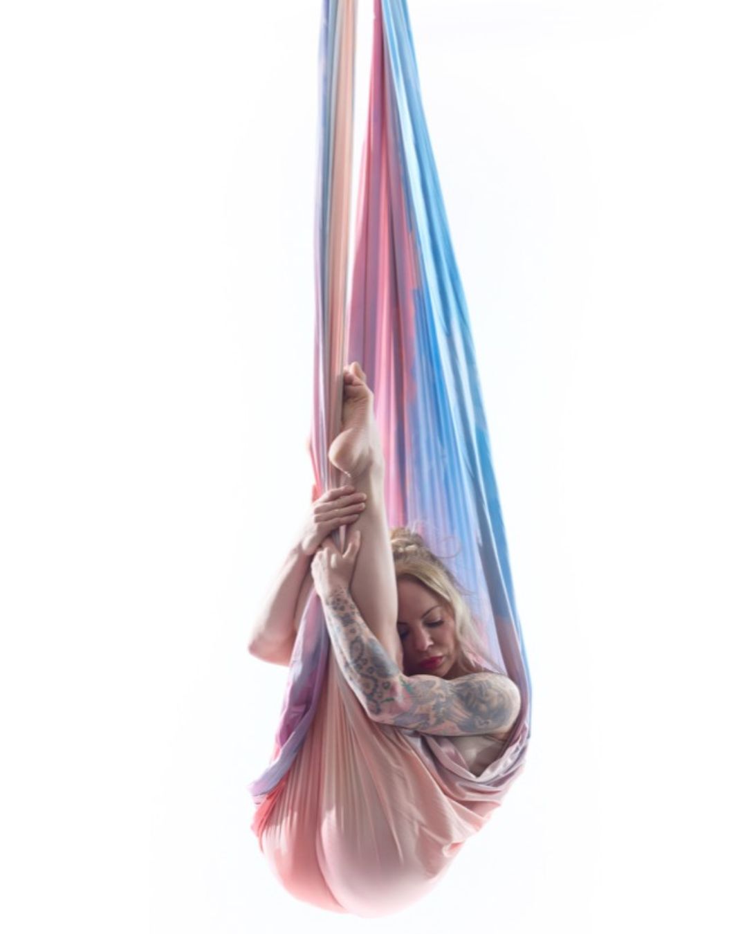 Poletänzerin beim Aerial Yoga